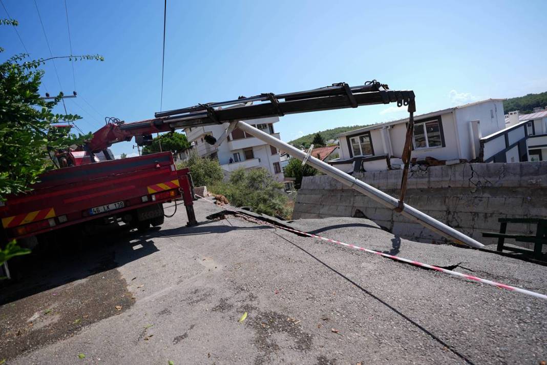 O kentte yollar çöktü: Gece yarısı felaketi yaşadılar! Gün aydınlanınca korkunç manzara ortaya çıktı 35